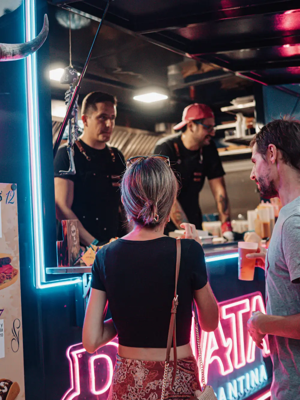 Invitados de un evento recogiendo tacos en el Xolo