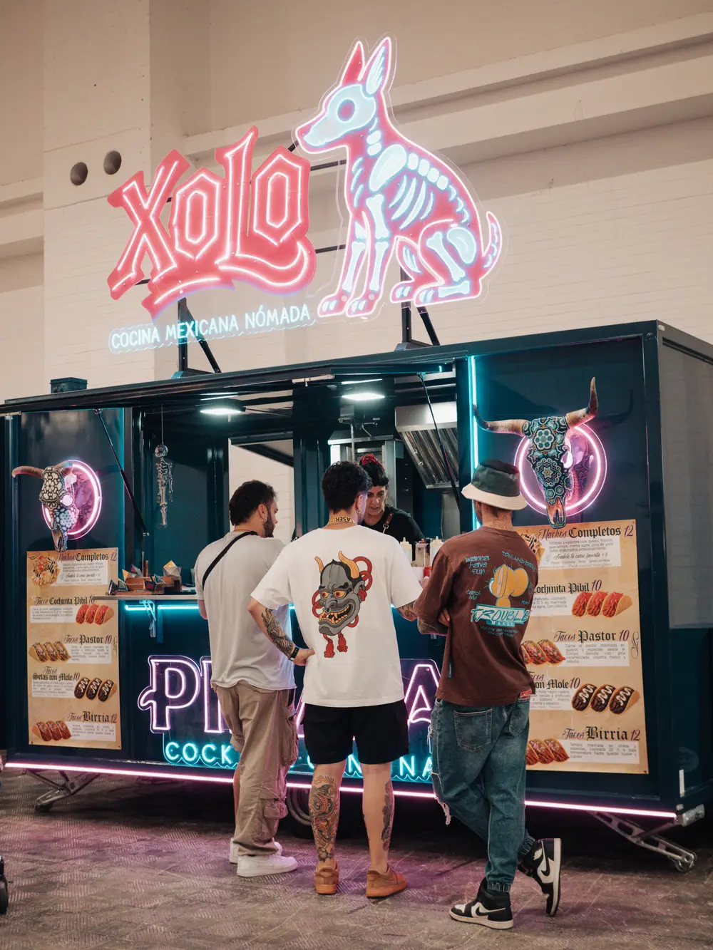 El Xolo Food Truck montado de día en un recinto de eventos