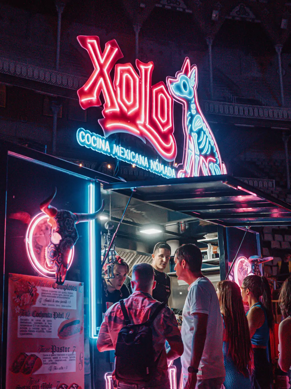 Letrero de neón XOLO cocina mexicana nómada sobre el food truck
