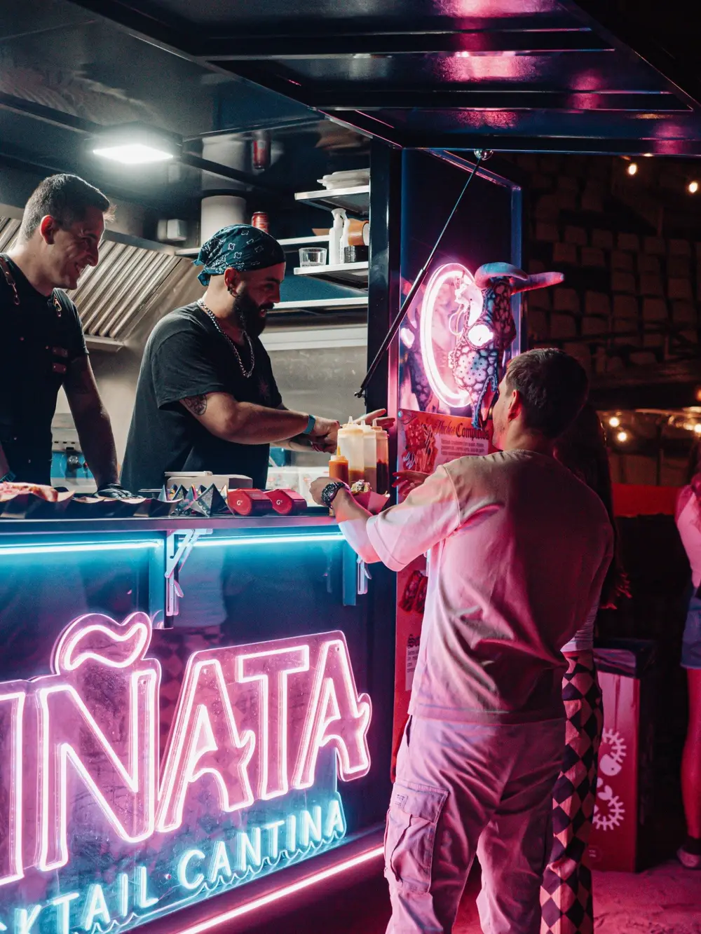 Barra de neón Piñata Cocktail Cantina en el food truck